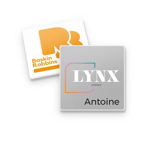 Badge plastique personnalisé (ps) carre 36x36 mm avec pince epingle