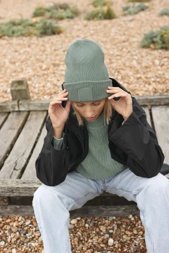 Bonnet à large revers avec patch ton sur ton - Beechfield®