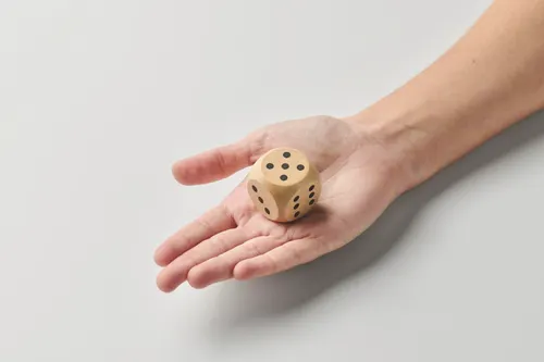 Dés en bois Schima 3cm dia personnalisés - Dadin