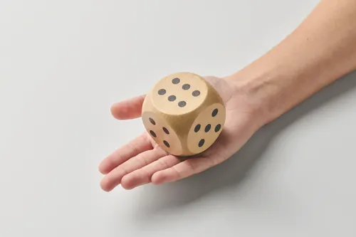 Dés en bois Schima personnalisés de 5cm dia - Dado