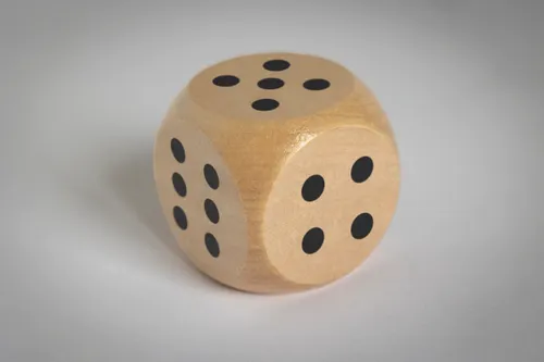 Dés en bois Schima personnalisés de 5cm dia - Dado