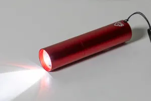 Lampe de poche rechargeable personnalisée en aluminium recyclé - Chargelight Tone | Rouge