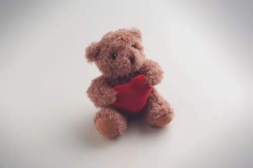 Petit ours peluche avec cœur - Cuddle
