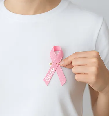 Ruban satin Octobre Rose avec épingle dorée